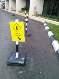 Lintasan pejalan kaki atau lintasan pejalan sahaja adalah tempat yang ditetapkan untuk para pejalan kaki menyeberangi jalan raya.lintasan ini direka bentuk supaya mereka boleh dilihat oleh pemandu kenderaan dan mereka boleh melintas dengan selamat menyeberangi aliran lalu lintas kenderaan. Ig Doudytatipang On Twitter Khusus Pejalan Kaki Ada Yang Berjalan Tanpa Kaki Http T Co Dkxfjxasrf