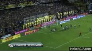 El equipo argentino anunció que paulo díaz, federico girotti, enrique bologna, germán lux, robert rojas, nicolás de la cruz, rafael santos borré, bruno zuculini, tomás castro ponce y franco petroli dieron positivo a. Gol De Funes Mori Boca 1 Vs River 2 Fecha 10 Torneo Final 2014 Fpt On Make A Gif