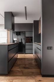 Moderne Graue Kuche Mit Holzboden Fliesen In Holzoptik Eichenlook Rustikaler Eichen Floor Wooden Floor Til In 2020 Modern Grey Kitchen Grey Kitchen Kitchen Interior