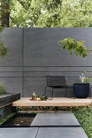 Modern Concrete Wall Blocks Covered In A Coat Of Concrete With The Addition Of Modern Lines Backyard Fences Modern Backyard Modern Garden