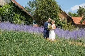 Brautpaarfoto Im Garten Der Geheimnisse In 2020 Gartenhochzeit Hochzeitsfotograf Hochzeit