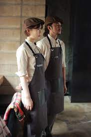 Love This For The Hat Shirt And Especially The Apron A Stylish Butcher S Apron Is Something I M Interested In Cafe Uniform Barista Outfits Bartender Outfit