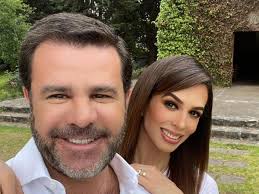 Biby Gaytán y Eduardo Capetillo cantan con todos sus hijos para el Teletón