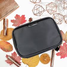 Black And Gold Makeup Bag Soon To Sell Out Our Classic Black Gold Makeup Bag Features Two Compartments For All Your Makeup Essentials Things To Sell Gold Makeup Makeup Essentials