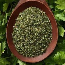 Daun peterseli ini lebih sering dimanfaatkan sebagai garnish (penghias masakan). Jual Parsley Flakes 500gr Daun Parsley Kering Terbaru Juni 2021 Blibli