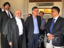 Padu sekali tulisan bekas ketua hakim negara, tun abdul hamid mohamad, menyekolahkan hakim mahkamah tinggi kuala lumpur, mohd nazlan mohd ghazali, yang memutuskan bahawa seksyen 13 sosma adalah tidak berperlembagaan kerana ia bercanggah dengan doktrin pengasingan kuasa. Hakim Mahkamah Tinggi Kuala Lumpur Sinar Harian