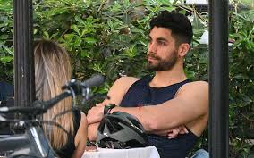 Οκ, μπορεί το «the bachelor» να είναι ένα reality το οποίο υποβιβάζει τη. Paparazzi Panagiwths Basilakos E3odos Sto Kentro Ths A8hnas Fthis Gr