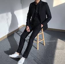 All Black Model Baju Pria Pakaian Kasual Pria Gaya Model Pakaian Pria The freedom to play around with outfits is nice because there aren't many ways to make khakis look bad. all black model baju pria pakaian