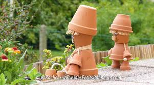 Pots en terre cuite couleur terracotta à décorer. Bonhommes En Pots De Fleurs Bricolage Pour Deco De Jardin Vivante Et Gaie
