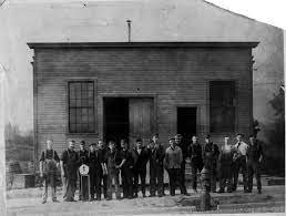 Basically a production model of the 1904 prototype/racer, the model 1 was nearly identical to its predecessors. Employees Of The First Harley Davidson Factory Near Highland Blvd And N 37th St On The Davidson Property Milwaukee Wisconsin Circa 1906 1024 X 775 Historyporn