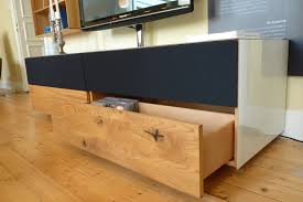 Lowboard Mit Tv Saule In Wildeiche Massiv Geolt Glas Weiss Glanzend Lautsprecherklappe Fur Soundbar Ausstellung Wohnzimmereinrichtung Wohnen Einrichtungshaus