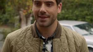 The bomber khaki Luke (Daniel Ings) in Lovesick (S01E05)