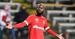 Jun 21, 2021 · lamkel zé meldt zich op badsloefkes en wandelt meteen weer weg. Antwerp Europees Zonder Lamkel Ze De Pauw En Aanwinst Mbenza Europa League Hln Be