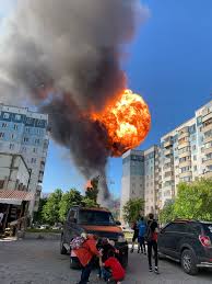 Взрыв произошел около шести часов вечера на газовой автозаправочной станции еврогаз в октябрьском районе новосибирска. Gzsnemcq6miiom