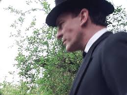 Che il vero Sherlock Holmes si alzi in piedi! Chi altro è d'accordo sul  fatto che Jeremy Brett ha dato la migliore interpretazione di Holmes? :  r/SherlockHolmes