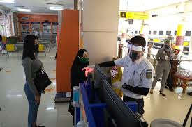 Peristiwa alam dapat berupa banjir, letusan gunung berapi, gempa bumi, tsunami, tanah longsor, badai salju, kekeringan, hujan es, gelombang panas, hurikan, badai tropis, taifun, tornado, kebakaran liar dan wabah penyakit. Simak Berikut Protokol Kesehatan Covid 9 Di Stasiun Terminal Pelabuhan Dan Bandara Halaman All Kompas Com