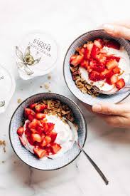 Strawberry Shortcake Yogurt Bowls Pinch Of Yum Yogurt Bowl Recipe Breakfast Snacks Breakfast Brunch Recipes