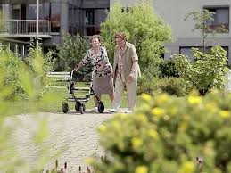 Ein schöner, beeindruckender garten dagegen fällt auf, dem gast, der sich zum kaffee trinken auf der terrasse eingefunden hat, aber auch dem passanten, der zufällig vor dem. Altersheim In Schwedt Betreutes Wohnen Und Pflege