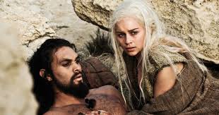 Game of thrones' emilia clarke revealed in an interview from glamour's may issue that starring opposite jason momoa in season 1 had its share of perks. Game Of Thrones Jason Momoa Was Too Broke To Fly Home So Lived In A Van Mirror Online