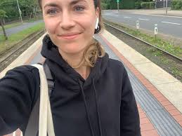 Und wenn der betrunkene Mann mittags in der Bahn alle Fahrgäste anpöbelt,  Und sich die anderen Bahngäste über ihn aufregen, angeekelt den Kopf  schütteln und ihm böse Blicke zuwerfen, dann stelle… |