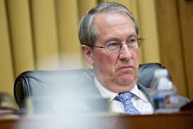 Como abogado, trabajó en beneficio de los inmigrantes. Como legislador,  trabaja en contra de ellos