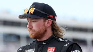 Il figlio piccolo del pilota NASCAR Tyler Reddick ha un tumore al petto :  r/sports