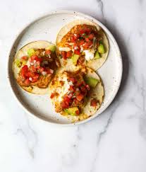 Spoon on a tbsp of the pico de gallo and drizzle on a little of the sriracha mayo. Blackened Fish Tacos With Pico De Gallo