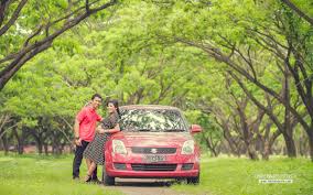 Tertulis jelas bahwa gerai street food di pinggir jalan itu menjual dimsum dengan tambahan promo yang sekilas mencuri perhatian pelanggan. Foto Prewedding Mobil Lukihermanto Fotografix