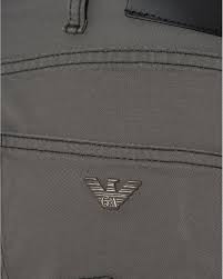 Giorgio armanis yngre diffusionskollektion, emporio armani står for moderne livsstil med en bagvedliggende afslappet sofistikation. Emporio Armani Mens J45 Stretch Cotton Jeans Grey Slim Fit Denim