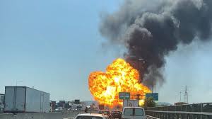 E' di un morto il bilancio dello scontro tra tir che ha causato l'incidente oggi sull'autostrada a1 tra modena nord e modena sud in direzione di bologna. Bologna Esplode Un Tir Inferno Sul Raccordo Autostradale Un Morto 70 Feriti La Repubblica