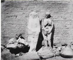 رجل مصري يعرض مومياء للبيع عام 1862 Historical Figures Historical History