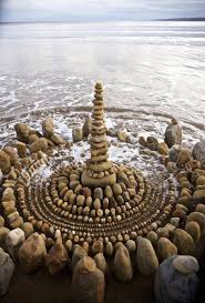 James Brunt Organizes Leaves And Rocks Into Elaborate Cairns And Mandalas Nature Art Land Art Nature Mandala