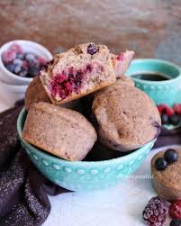 Sbattiamo le uova in una coppa ampia insieme allo zucchero, poi quando saranno leggermente spumose aggiungiamo anche l'olio di semi e la purea di zucca, amalgamando con cura. Muffins Alla Banana Con Farina Di Sorgo E Frutti Di Bosco La Ricetta Vegan E Gluten Free Laura Pondini