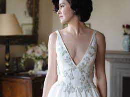 A wavy hairstyle fits into the theme of a lovely beach wedding. 24 Wedding Hairstyles For Short Hair