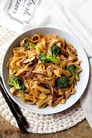 Veggie Pad See Ew Chew On These Savory Thai Rice Noodles In Less Than 16 Minutes This A Traditi Easy Asian Recipes Rice Recipes For Dinner Thai Rice Noodles