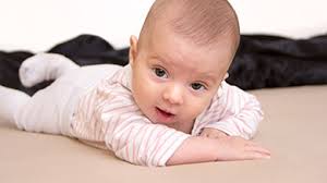 Le traitement consiste à suivre des séances de kiné, d'ostéopathie ou à porter un casque orthopédique. Un Bebe Doit Il Absolument Etre Mis Sur Le Ventre