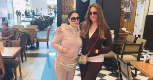 وقالت نرمين الفقي خلال حلولها ضيفة على برنامج كلمة أخيرة من تقديم لميس الحديدي، إنها قلدت والدتها في شخصية هدى التي قدمتها في المسلسل. ÙƒÙ„ ÙŠÙˆÙ… Ø¨ØµÙˆØ±Ø© Ùˆ Ù„Ù‚Ø·Ø© Ø´Ø§Ù‡Ø¯ Ù†Ø±Ù…ÙŠÙ† Ø§Ù„ÙÙ‚ÙŠ ØªØªÙ†Ø§ÙˆÙ„ Ø§Ù„Ø¥ÙØ·Ø§Ø± Ù…Ø¹ ØµØ¯ÙŠÙ‚ØªÙ‡Ø§ Ø§Ù„ÙŠÙˆÙ… Ø§Ù„Ø³Ø§Ø¨Ø¹