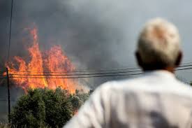 O incêndio deflagrou à hora de almoço de sábado no tojeiro, no concelho de monchique. Incendio Ameaca Cidade Turistica Em Portugal Istoe Independente