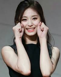 Những idol Hàn chỉ cần mặc nguyên cây đen thôi là bùng nổ, khí chất ngời  ngời