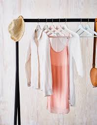 Paint The Hangers In The Same Shade As Your Clothes For A Stylish Coordinated Look Get Inspired By These Unexpected Hac Holzkleiderbugel Bumerangs Ozonschicht