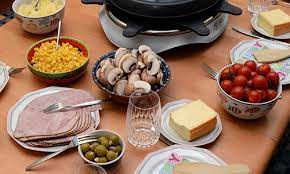 Raclette ist besonders zu weihnachten und silvester beliebt, foto: á Raclette Die Passende Menge Pro Person Kase Fleisch Mehr