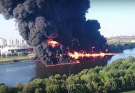Серия взрывов в районе лужников в москве прекратилась. V Moskve Reke Gorela Neft