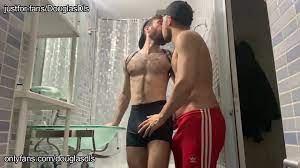 Sexo gay en un baño: AltonRed & HairyCharly se follan a pelo a Douglas  Smith en medio de una fiesta en Madrid - XNXX.COM