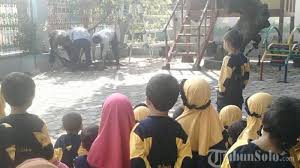 Pada hari ini diperingati peristiwa kurban, yaitu ketika nabi ibrahim, yang bersedia untuk mengorbankan putranya untuk allah, kemudian sembelihan itu digantikan. Paud It Nur Hidayah Solo Gelar Berbagai Kegiatan Untuk Tanamkan Makna Idul Adha Tribun Solo