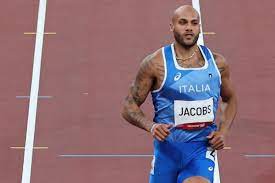 Marcell jacobs canta l'inno sotto la mascherina e si commuove durante la premiazione dei 100 metri delle olimpiadi di tokyo 2020. 8upr7x5tgw8mrm