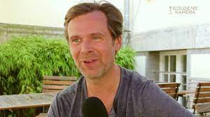 Mit ihren anmeldedaten können sie bequem unseren online kundenservice nutzen. Matthias Matschke Uber Sein Pastewka Comeback Youtube