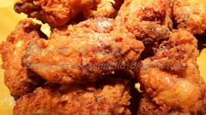 La ricetta del pollo fritto americano è perfetta se avete in mente di organizzare una cena a tema con gli amici e il nostro consiglio è quello di abbinarla ad un buon calice di birra fresca e alle salse che più preferite per dare al pollo fritto un gusto ancora più sfizioso. Chiacchiere E Cannella Pollo Fritto All Americana