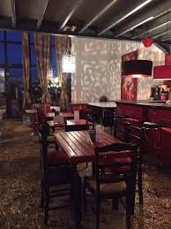 C'est une grande salle claire, avec des tables rondes et des chaises autour des tables. La Kantine Des Copines A La Teste De Buch Carte Menu Et Photos