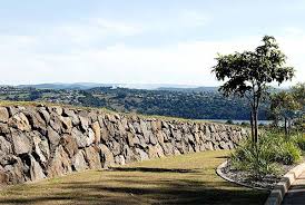 You can use push rock, granite, bluestone and you can use natural rock. Australian Rock Walls Gold Coast Boulder Sandstone