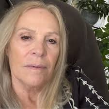 How to decorate a living room with a neutral color palette and grey couch?